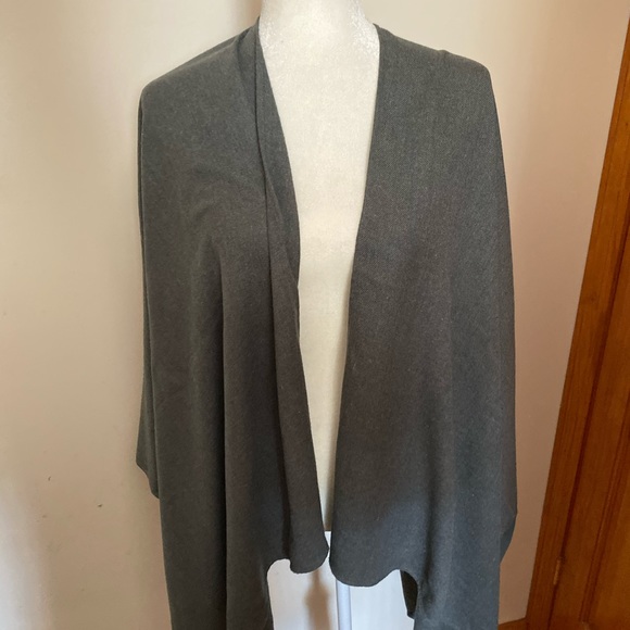 Uniqlo Accessories - Uniqlo shawl / scarf / wrap Uniqlo Accessories - Uniqlo shawl / scarf / wrap